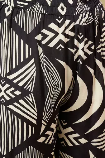 Women Geometric Printed V-Neck Kurta with Trousers