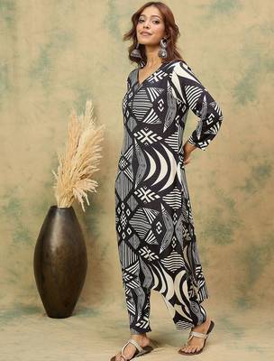 Women Geometric Printed V-Neck Kurta with Trousers 4