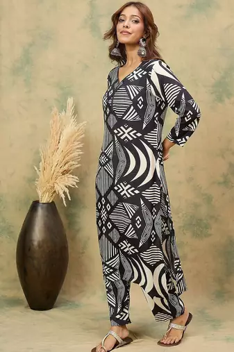 Women Geometric Printed V-Neck Kurta with Trousers