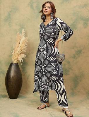 Women Geometric Printed V-Neck Kurta with Trousers 5
