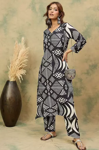 Women Geometric Printed V-Neck Kurta with Trousers