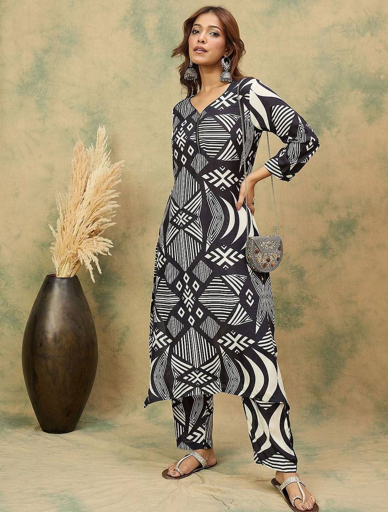 Women Geometric Printed V-Neck Kurta with Trousers