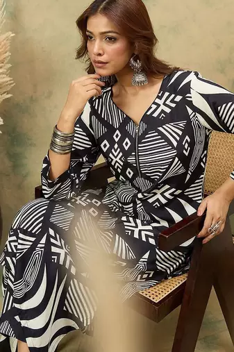 Women Geometric Printed V-Neck Kurta with Trousers