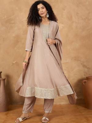 Yoke Design Straight Kurta With Trousers & Dupatta 3