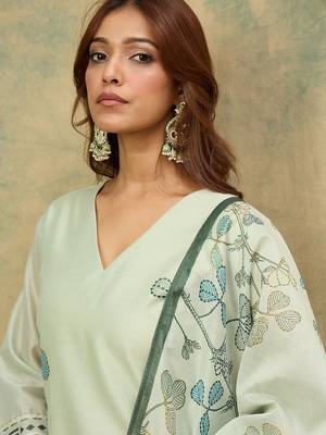 Floral Printed V-Neck Chanderi Silk Kurta With Trousers & Dupatta 2