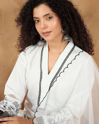 Floral Embroidered Thread Work V-Neck Straight Kurta With Trousers & Dupatta 2