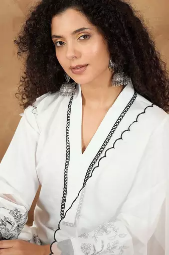 Floral Embroidered Thread Work V-Neck Straight Kurta With Trousers & Dupatta