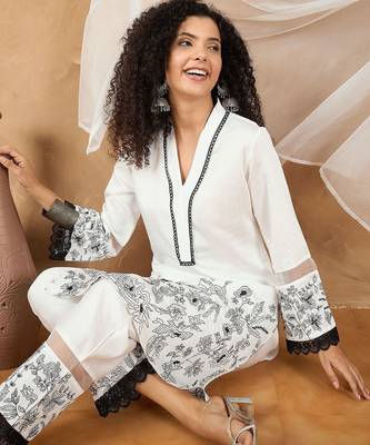 Floral Embroidered Thread Work V-Neck Straight Kurta With Trousers & Dupatta 7