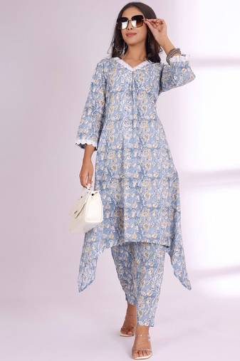Women Floral Printed Kurta with Trousers