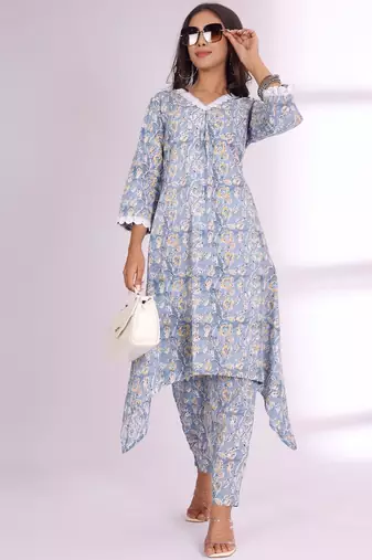 Women Floral Printed Kurta with Trousers