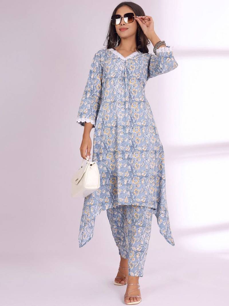 Women Floral Printed Kurta with Trousers