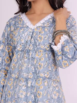 Women Floral Printed Kurta with Trousers 2