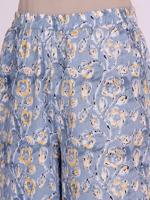 Women Floral Printed Kurta with Trousers 3