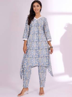 Women Floral Printed Kurta with Trousers 5