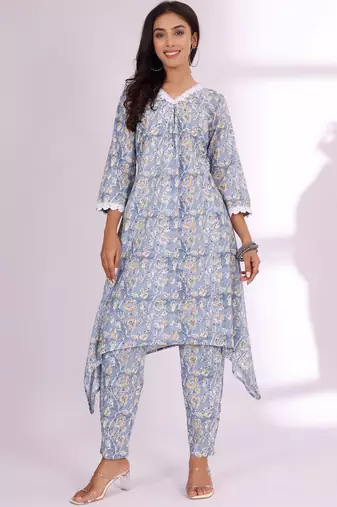 Women Floral Printed Kurta with Trousers