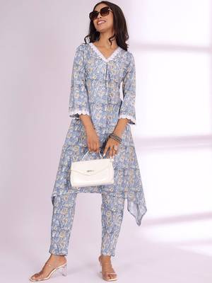 Women Floral Printed Kurta with Trousers 7