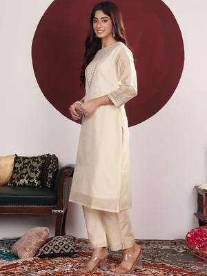 Floral Embroidered Round-Neck Straight Kurta With Trousers & Dupatta 3