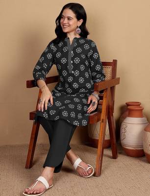 Floral Printed Mandarin Collar Straight Kurta With Trousers 1