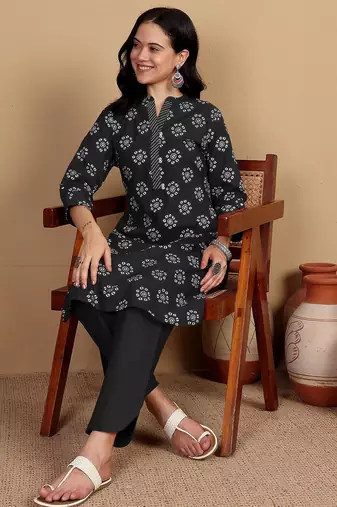 Floral Printed Mandarin Collar Straight Kurta With Trousers