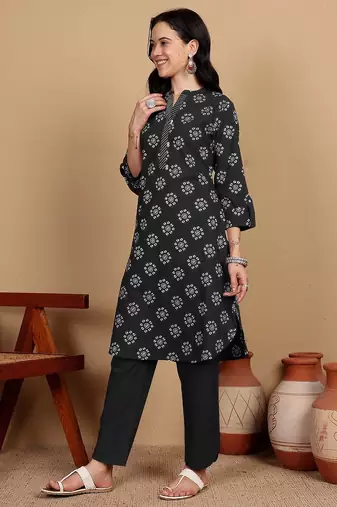 Floral Printed Mandarin Collar Straight Kurta With Trousers
