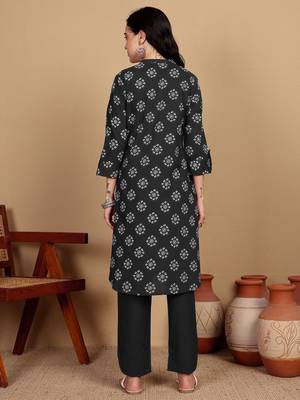 Floral Printed Mandarin Collar Straight Kurta With Trousers 7