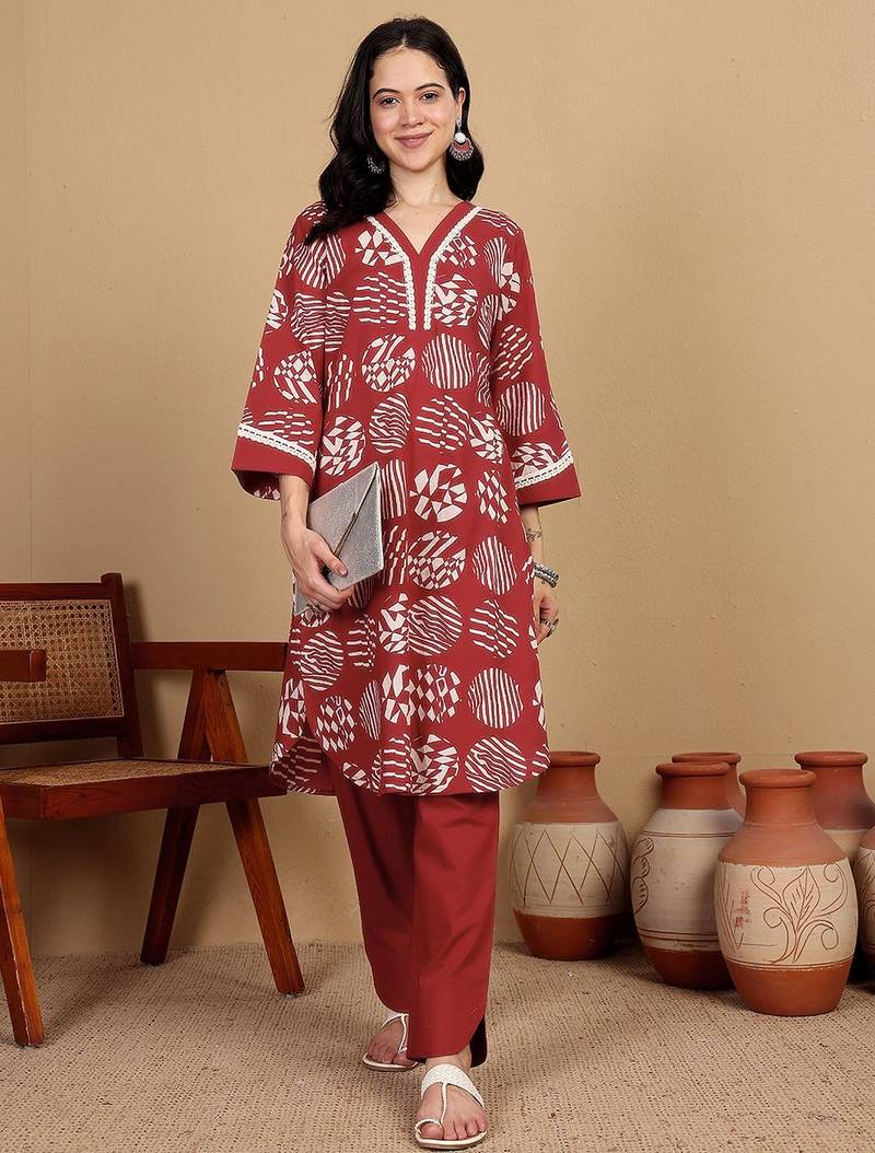 Geometric Printed V-Neck Straight Kurta With Trousers