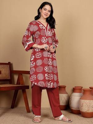 Geometric Printed V-Neck Straight Kurta With Trousers 4