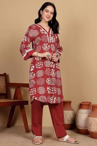 Geometric Printed V-Neck Straight Kurta With Trousers