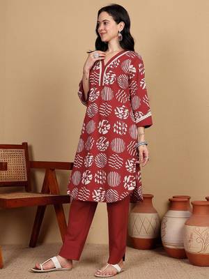 Geometric Printed V-Neck Straight Kurta With Trousers 5