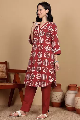 Geometric Printed V-Neck Straight Kurta With Trousers