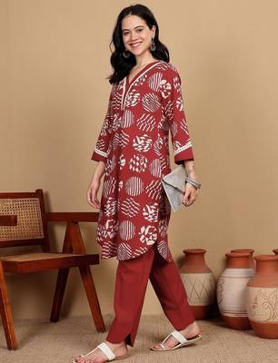 Geometric Printed V-Neck Straight Kurta With Trousers 7