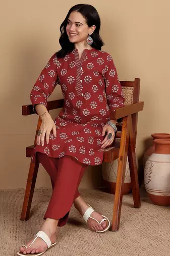 Floral Printed Mandarin Collar Straight Kurta With Trousers