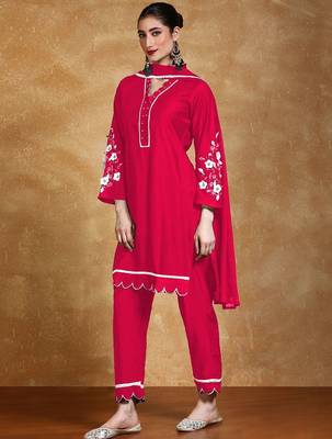 Women Solid Fuchsia Regular Beads and Stones Detail Kurta with Trousers & Dupatta 3
