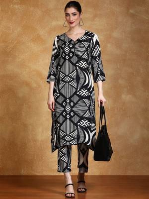 Women Geometric Printed Kurta with Trousers 1