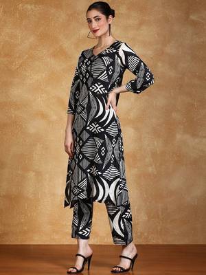 Women Geometric Printed Kurta with Trousers 4
