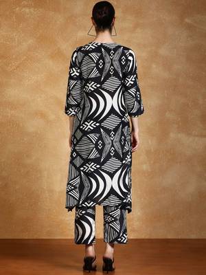 Women Geometric Printed Kurta with Trousers 5