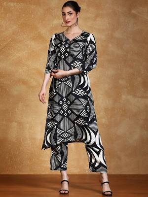 Women Geometric Printed Kurta with Trousers 6