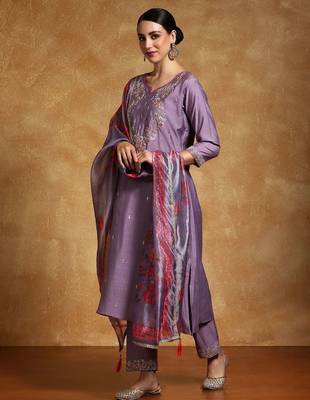 Women Floral Embroidered Regular Kurta with Trousers & With Dupatta 5