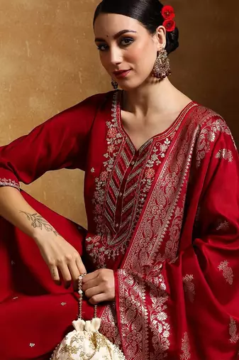 Women Floral Embroidered Regular Kurta with Trousers & With Dupatta