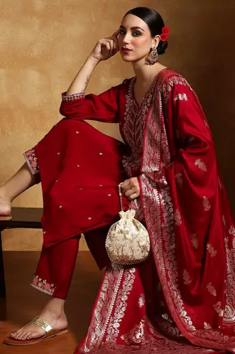 Women Floral Embroidered Regular Kurta with Trousers & With Dupatta