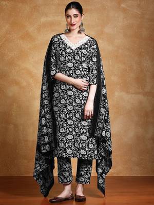 Women Floral Printed Kurta with Trousers & Dupatta 1
