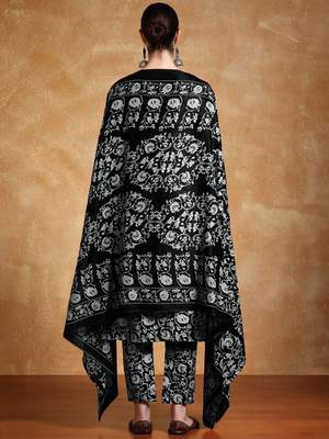 Women Floral Printed Kurta with Trousers & Dupatta 5