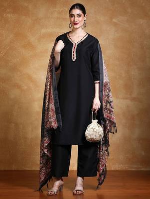 Women Solid Kurta with Trousers & Dupatta 2