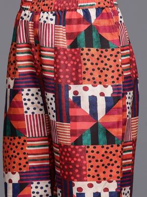 Women Geometric Printed Kurta with Trousers 4