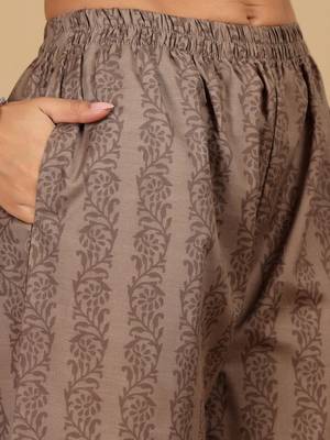 Women Floral Printed Regular Kurta with Trousers & With Dupatta 4