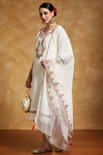 Women Floral Embroidered Regular Kurta with Dhoti Pants & With Dupatta