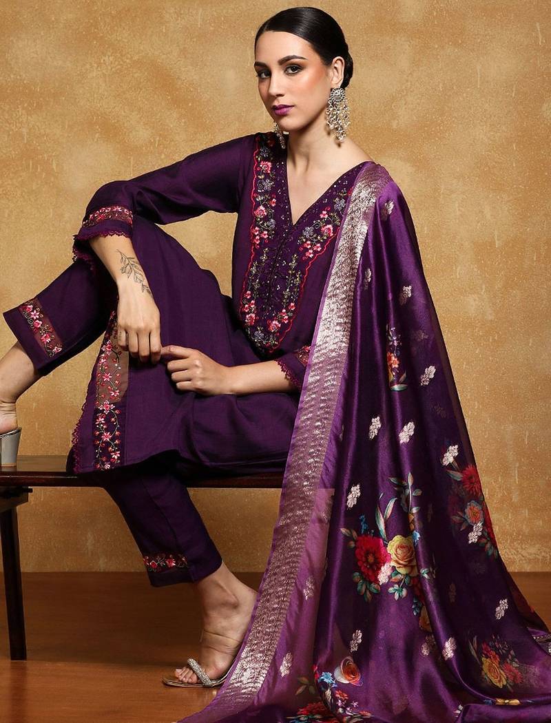 Women Floral Embroidered Regular Thread Work Kurta with Trousers & With Dupatta
