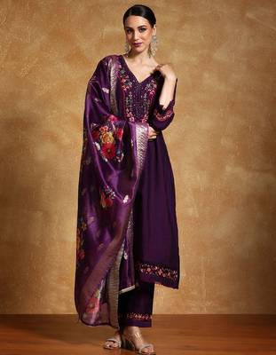 Women Floral Embroidered Regular Thread Work Kurta with Trousers & With Dupatta 1