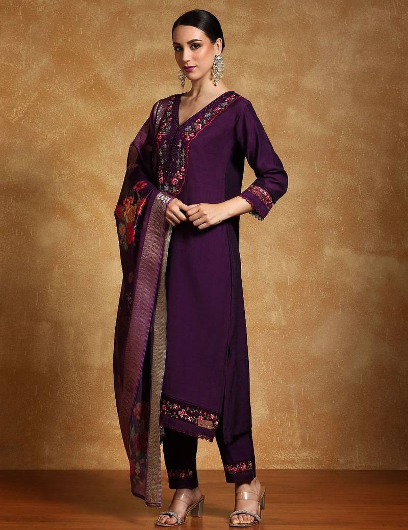 Women Floral Embroidered Regular Thread Work Kurta with Trousers & With Dupatta