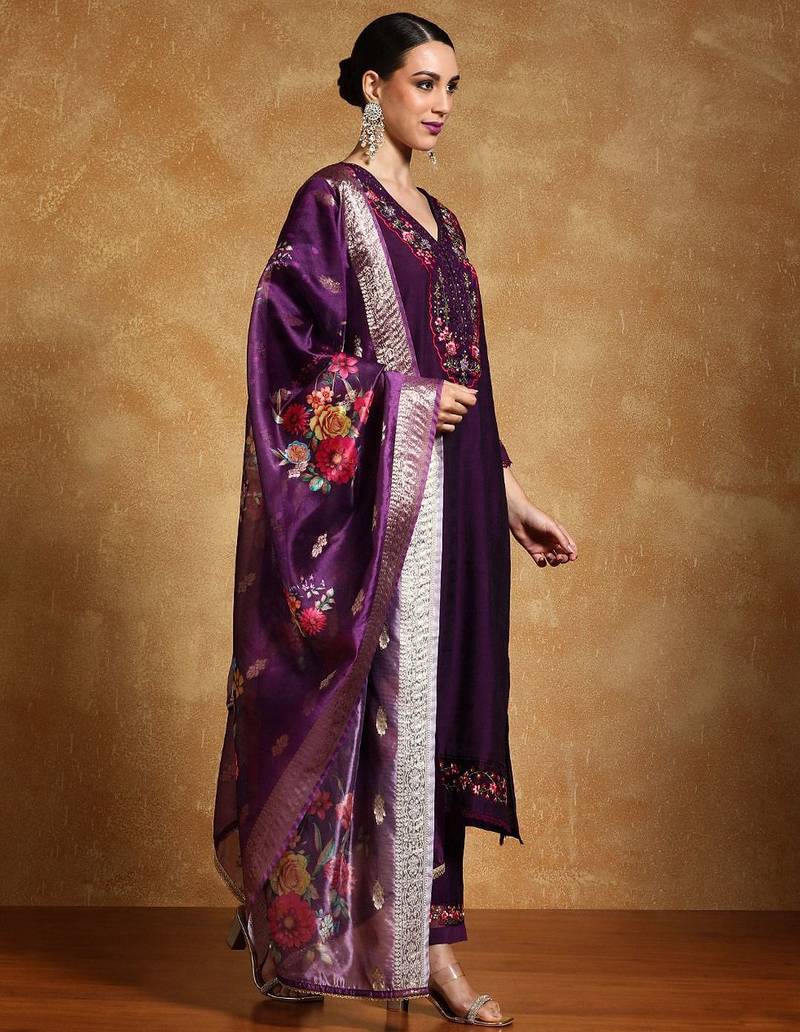Women Floral Embroidered Regular Thread Work Kurta with Trousers & With Dupatta